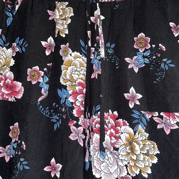 Cropped Floral Pants - Picture 2 of 6